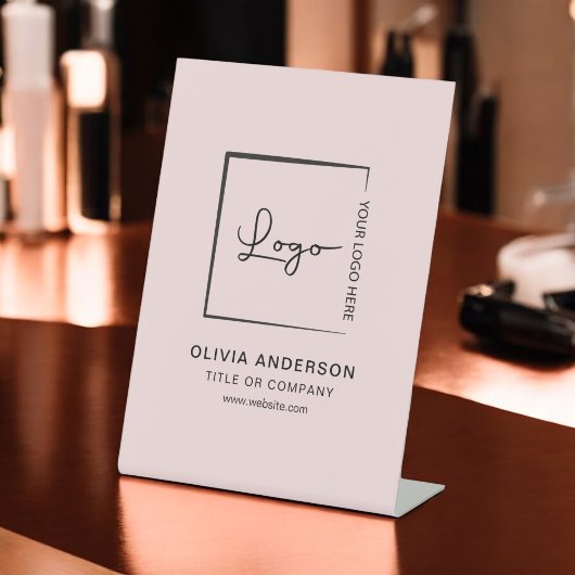 Roze minimalistische Business Logo Professional Mo Reclamebord Met Voetstuk