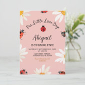 Roze minimalistische Daisy Lovebug Verjaardag Uitn Kaart (Staand voorkant)