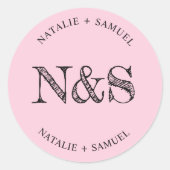 Roze Minimalistische Elegant Bold Initialen Bruilo Ronde Sticker (Voorkant)