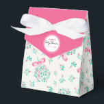 Roze Mistletoe Winter Baby shower Favoriet Box Bedankdoosjes<br><div class="desc">Vier uw baby meisje douche met deze charmante winter gunst dozen met een roze lint maretak patroon en geschulpte label. Perfect voor snoep, koekjes of kleine cadeautjes, deze feestelijke dozen voegen een zoet botanisch tintje toe aan uw vakantie-baby shower of winterfeest.</div>