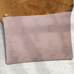 Roze modern Monogram patroon Etui<br><div class="desc">Ontdek onze Pink Monogram Simple Modern Accessoire Pouch, de perfecte mix van stijl en bruikbaarheid voor de hedendaagse vrouw. Deze zak, getooid in een verfijnde stoffige roze tint, toont een elegant monogram patroon dat minimalistische charme naadloos combineert met een moderne flair. Ideaal voor zowel golfliefhebbers als mensen die op zoek...</div>