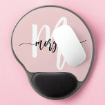 Roze Modern Script Girly Monogram Naam Gel Muismat<br><div class="desc">Verhoog uw werkruimte met de Pink Modern Script Girly Monogram Name Gel-Muismat. Deze stijlvolle pad is voorzien van een chique blush roze ontwerp met een slanke moderne script monogram, het toevoegen van een persoonlijke touch aan uw bureau. Het met gel gevulde kussen biedt comfortabele polsondersteuning, waardoor de belasting tijdens lange...</div>