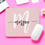 Roze Modern Script Girly Monogram Naam Muismat<br><div class="desc">Verbeter uw bureau met de Pink Modern Script Girly Monogram Naam Muismat. Dit opvallende pad toont een stijlvol blush roze ontwerp met een hedendaags scriptmonogram en voegt een persoonlijk tintje toe aan uw werkruimte. Gemaakt voor duurzaamheid, het biedt een glad, betrouwbaar oppervlak voor moeiteloze muisbewegingen. De antislip achterkant zorgt voor...</div>