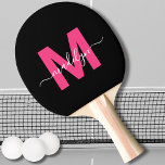 Roze Modern Script Naam Monogram Tafeltennisbatje<br><div class="desc">Creëer Je eigen gepersonaliseerde zwarte en roze moderne scriptnaam Monogram Ping Pong Paddle. Deze chique, girly pingpong paddle heeft een stijlvol monogram aan de voorkant met een plat, roze initiaal op een strakke zwarte achtergrond, gecombineerd met een klassieke witte scriptnaam voor een persoonlijke touch. De achterkant is een effen zwart,...</div>