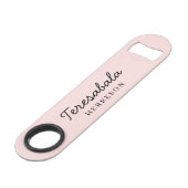 Roze moderne bruidsmeisje script ontwerp speed flessenopener (Achterkant Gekanteld)