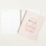 Roze, moderne drinken vrijgezellenfeest planner<br><div class="desc">Roze, girale, moderne scriptdrankcocktails, vrijgezellenfeesten spuiten of partijontwerpen.</div>