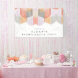 Roze Moderne Fringe Bachelorette Party Spandoek<br><div class="desc">Verzamel je bemanning! Dit moderne randontwerp geeft een speelse knipoog naar fiesta of de chicste soirée van hen allemaal! De kleuren zijn levendig,  speels en uitnodigend met de juiste hoeveelheid plezier en chique.</div>