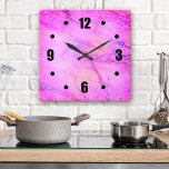 Roze moderne glazen marmer stippen vierkante klok<br><div class="desc">Vet, zwart, makkelijk leesbaar getal en kleurrijke oranje, roze en paarse confetti stippen bedekken een schitterende, felroze, roze waterverf, paarse glitter aderen achtergrond. Verleen uw favoriete kamer met deze stijlvolle, moderne, eenvoudige en klokkenluider. Uw keuze uit een rond of vierkant klokgezicht. Maakt een prachtige verklaring in je huis! U kunt...</div>