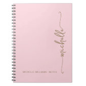 Roze moderne gouden script monogram naam met girlp notitieboek (Voorkant)