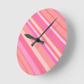 Roze moderne grafische diagonale strepen ronde klok (Hoek)