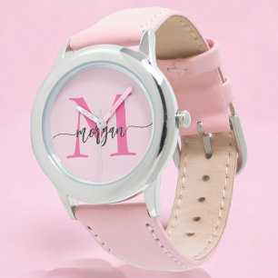 Roze moderne script meisjesnaam monogram horloge