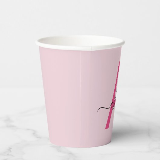 Roze moderne script meisjesnaam monogram papieren bekers (Rechts)
