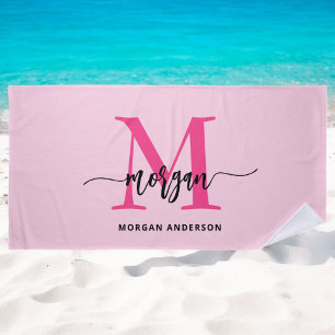 Roze moderne script meisjesnaam monogram strandlaken