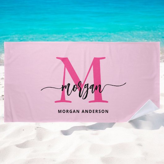 Roze moderne script meisjesnaam monogram strandlaken