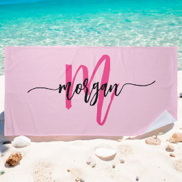 Roze moderne script meisjesnaam monogram strandlaken