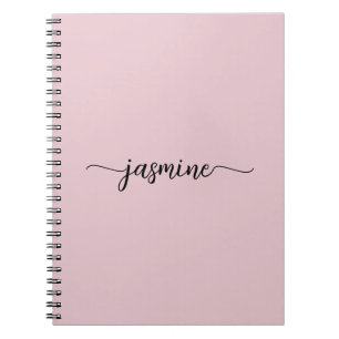 Roze moderne script monogram naam met meisjesachti notitieboek
