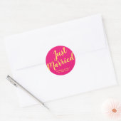 Roze moderne script net getrouwd ronde sticker (Envelop)