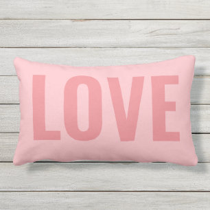 Roze monochromatische Love Typography Outdoor Buitenkussen