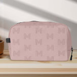 Roze monogram Eenvoudig Modern, Vrouwen Toilettasje<br><div class="desc">Deze Pink Monogram Simple Modern Women's Dopp Kit Bag is gemaakt voor de moderne vrouw die onderweg is en is de belichaming van elegantie en functionaliteit. De stoffige roze tint, gecombineerd met een strak monogram ontwerp, biedt een meisjesachtige maar verfijnde esthetiek perfect voor elk reis- of golfavontuur. Ontworpen met eenvoud...</div>