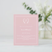 Roze monogram krans verjaardagsuitnodiging (Staand voorkant)
