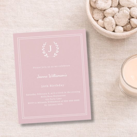 Roze monogram krans verjaardagsuitnodiging