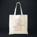 Roze monogram Naam Manuscript Hobby Sport Tote Bag<br><div class="desc">De persoonlijke roze en Roos Gold Custom Monogram Name Canvas tas met bewerkbare teksttypografie en de formulering met een lijst van haar hobbybelangen en sporten maakt een leuk en nuttig cadeau voor het meisje onderweg en in veel buitenschoolse activiteiten. Dit voorbeeld leest "hockey, lacrosse, hiking, lezen, tekenen" maar de tekst...</div>