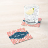 Roze monogram van het witte patroon kartonnen onderzetters (Insitu)