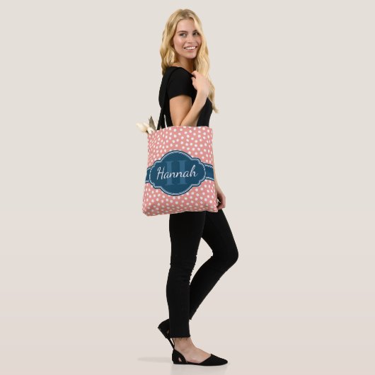 Roze monogram van het witte patroon tote bag (Op model)