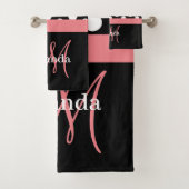 Roze Monogram Zwart Wit Polka Dot Badhanddoek Set Bad Handdoek (Insitu)