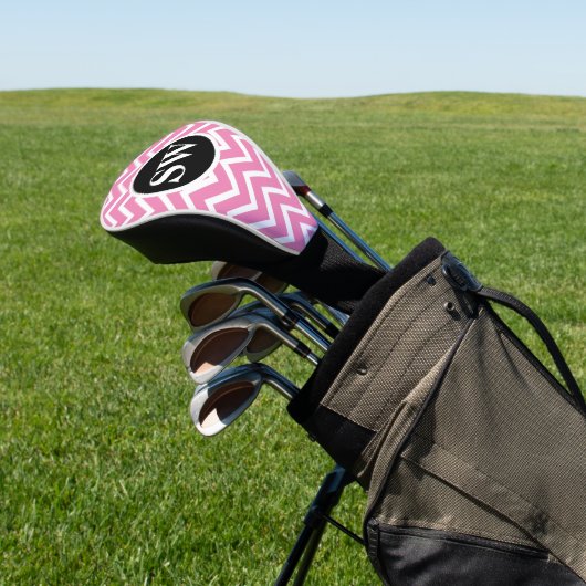 Roze monogrammen chevron-patroon dames golfheadcover (Insitu)