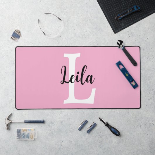 Roze Monogramnaam Script Persoonlijk Ontwerp Bureaumat (Werkstation)