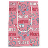 Roze Naadloze Patroon van Verpleegstersleven (1) Medium Cadeauzakje (Achterkant)