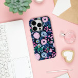 Roze Navy Blue Floral Bouquet Waterverf Patroon C Case-Mate iPhone 14 Pro Hoesje<br><div class="desc">Dit moderne en elegante patroon van waterverf is perfect voor de trendy en stijlvolle vrouw. Het bevat handbeschilderde bessen roze, wazige roze, marineblauw, pastelblauw, neongeel en blauwgroen groen bloemen en bladpatroon boven op een donkerblauw marineverlies. Het is artsachtig, , meisjes, delicaat en zoet; het perfecte ontwerp voor de zomer- en...</div>