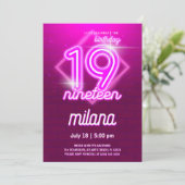 Roze Neon 19th Birthday Party Invitation Kaart (Staand voorkant)