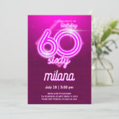 Roze Neon 60th Birthday Party Invitation Kaart (Staand voorkant)