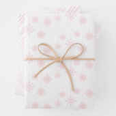 Roze neusvlokken, bessen en kerststaven inpakpapier vel (In situ)