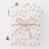 roze neusvlokken, kousen en cellen inpakpapier vel (In situ)