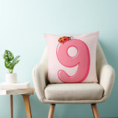 Roze nummer negen met lieveheersbeestje kussen (Stoel)