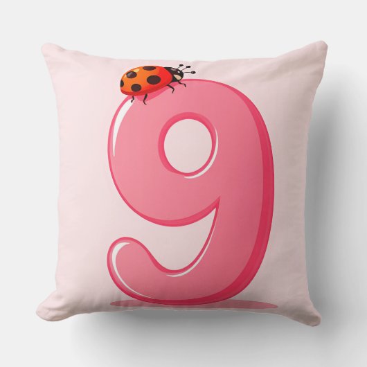 Roze nummer negen met lieveheersbeestje kussen (Voorkant)