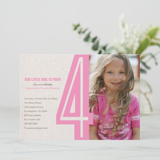 Roze nummer vier uitnodiging voor feestdag (Staand voorkant)