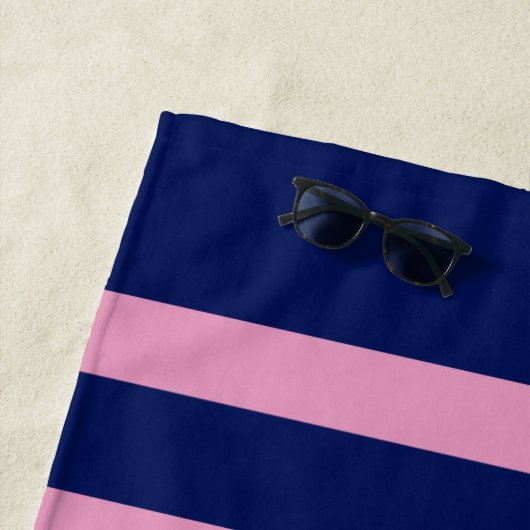 Roze octopus met blauwe en roze strepen strandlaken (In situ)