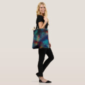 Roze of aluminiumfolie onder blauw en rood plastic tote bag (Op model)