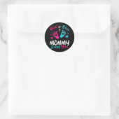 Roze of blauwe mama houdt van je ronde sticker (Tas)