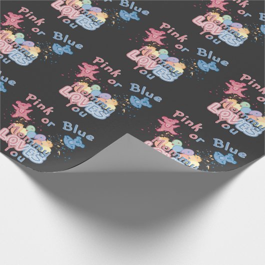 Roze of blauwe mammie houdt van je - gender onthul cadeaupapier (Hoek)