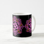 Roze ohm mandala design met Monarch butterflies Koffiemok (Voorkant rechts)