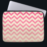 Roze ombre Zigzag Electronics Bag Laptop Sleeve<br><div class="desc">Een elektronicazak met een gebarsten roze ombre zzag.</div>