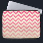 Roze ombre Zigzag Electronics Bag Laptop Sleeve<br><div class="desc">Een elektronicazak met een gebarsten roze ombre zzag.</div>