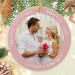 Roze Onze Eerste Kerstmis Betrokken Custom Foto Keramisch Ornament<br><div class="desc">Dit gepersonaliseerde roze ornament met een aangepaste foto en gezegde Onze First Christmas Engaged is een leuk cadeau-idee voor toekomstige Mr en Mrs. Deze sjabloon is gemakkelijk aan te passen met uw naam, jaar en een afbeelding om een romantische aandenken te hebben. U kunt de kleur van een roze lijst...</div>