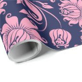 Roze op het patroon van donkerblauwe bloemmaskers cadeaupapier (Rol Hoek)