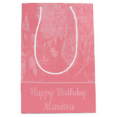 roze op roze bloemige achtergrond medium cadeauzakje (Voorkant)